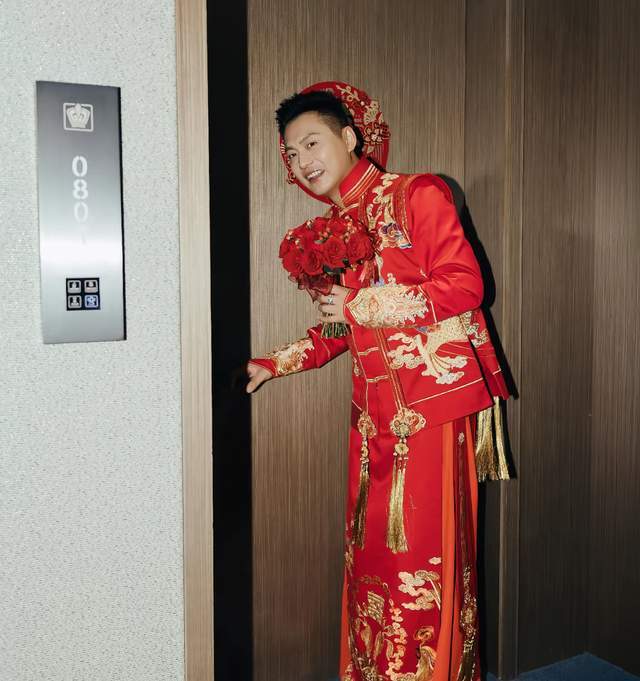 178体育-41岁知名“特型演员”侯京健大婚！曝妻子身份，多次主持联欢晚会